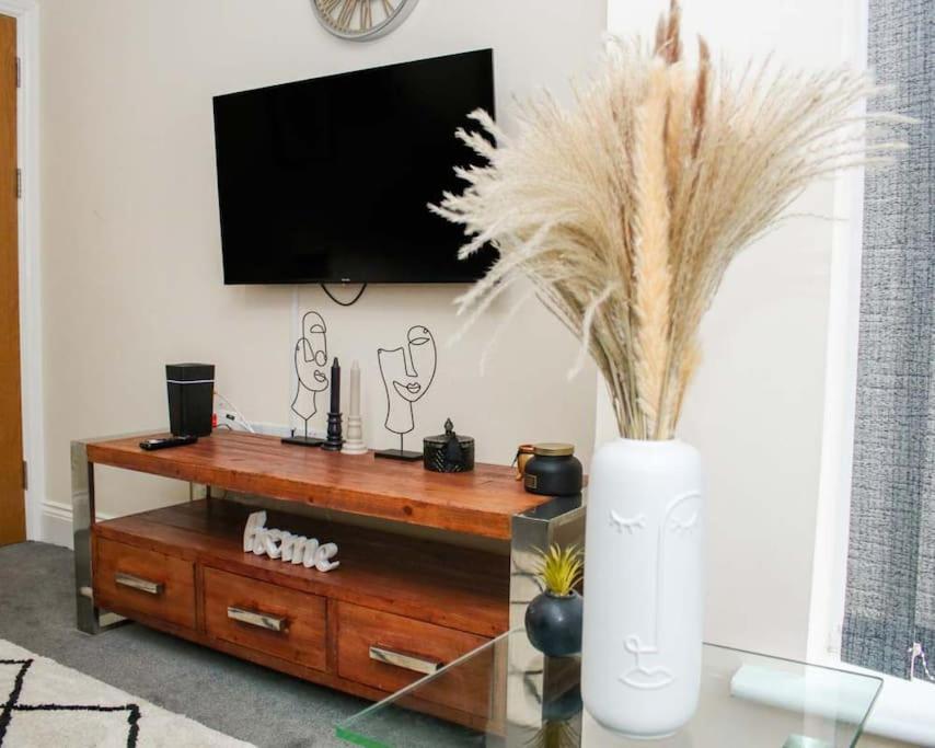 No25-Luxe Living Guest House- 2 Bed-Wifi-Free Parking-City- Beach Суонси Экстерьер фото