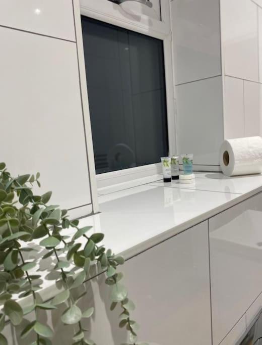 No25-Luxe Living Guest House- 2 Bed-Wifi-Free Parking-City- Beach Суонси Экстерьер фото